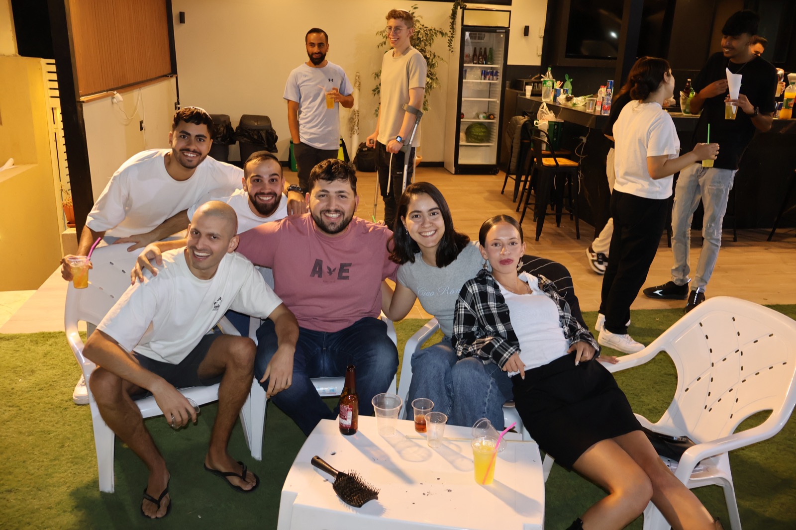קבוצת מתנדבים ונתמכים יחד באירוע ערב שמח
