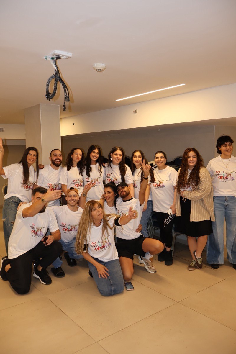 צוות מתנדבי רק ביחד בחולצות ארגון בסיום אירוע